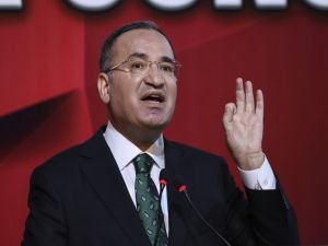 Bakan Bozdağ'dan okul müdürüne "başörtüsü" tepkisi: Çağdaş yobazlık