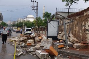 Aşırı yağış okul duvarını yıktı