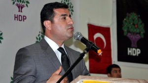 Demirtaş, Kürtçe'yi bilmiyor diye devleti suçladı