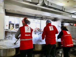 Kızılay Afetzedelere sıcak yemek ulaştırmaya devam ediyor