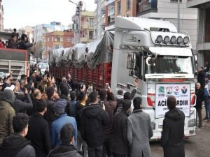 Umut Kervanı Batman'dan deprem bölgelerine 7 tır yardım gönderdi