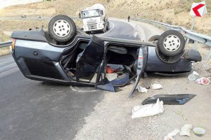 Ambulans otomobile çarptı: 3 yaralı