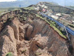 Deprem, karayollarını da yerle bir etti