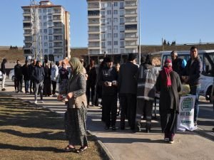 Gaziantep Umut Kervanı depremzedelere çorba dağıtımını sürdürüyor