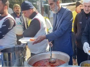 Yetimler Vakfı deprem bölgelerinde sıcak aş dağıtımına devam ediyor