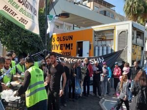 Umut Kervanı İskenderun’da her gün 6 bin depremzedeye sıcak yemek dağıtımı yapıyor