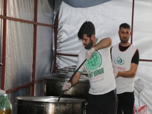 Kardeş yardım kurumlarının deprem bölgesindeki sıcak aş hizmeti aralıksız sürüyor