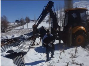 Deprem’in 18’inci gününde enkaz altından bir keçi canlı çıkarıldı