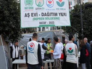 Deprem felaketinin 22'nci gününde depremzedelere sıcak aş yardımı devam ediyor