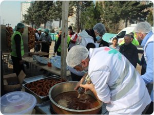 Kahramanmaraş’ta depremzedelere döner ve halka tatlı ikram edildi