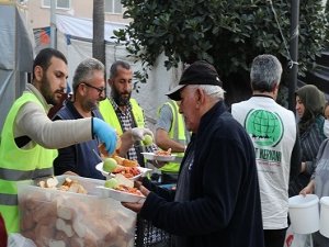 Hayırseverlerin desteğiyle depremzedelere sıcak aş yardımı devam ediyor