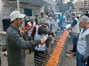 Depremzedeler için mangal kurup kebap ikram ettiler