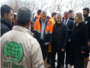 Bakan Nebati selden etkilenen Umut Kervanını ziyaret etti