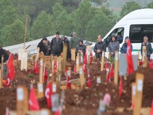 Depremin 40’ncı gününde yakınlarının mezarına gelenler gözyaşlarına hakim olamadılar