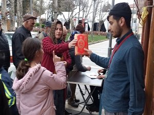 Umut Kervanı Vakfı Kur'an-ı Kerim dağıttı