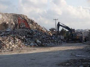 Depremlerin büyük yıkıma yol açtığı Hatay'da enkaz kaldırma ve yıkım çalışmaları devam ediyor