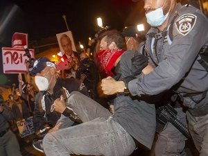 Protestolara neden olan “tartışmalı yargı paketi” askıya alındı