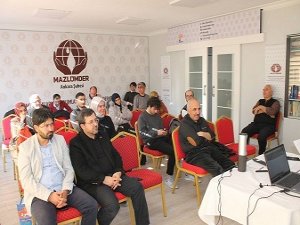 "İnsan Hakları Okulu" seminerlerini tamamlayan katılımcılara sertifikaları dağıtıldı