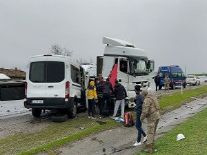 Minibüs ile tır çarpıştı: 1 ölü, 4 ağır yaralı