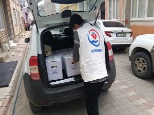 Yetimler Vakfı Balıkesir'de ihtiyaç sahiplerine gıda kolisi dağıttı