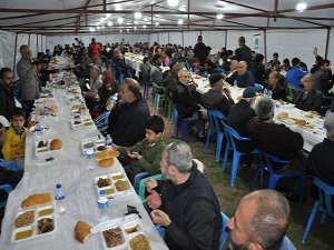 Umut Kervanı'nın kurduğu iftar çadırına yoğun ilgi