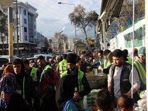 Almanya'dan gelen gönüllü gençler deprem bölgesinde yaraları sarmaya gayret ediyor