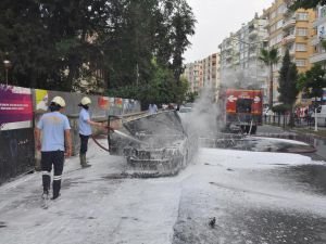 Seyir halinde alev alan otomobil küle döndü