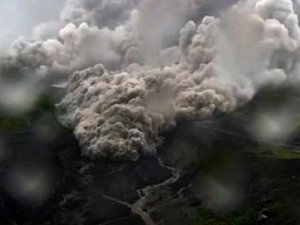 Semeru Yanardağı kül püskürtmeye başladı