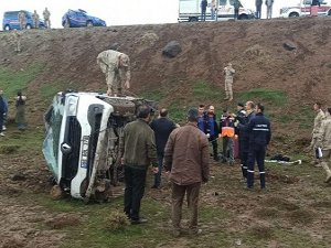 Sağlık personelini taşıyan araç şarampole devrildi: 2'si çocuk 13 yaralı