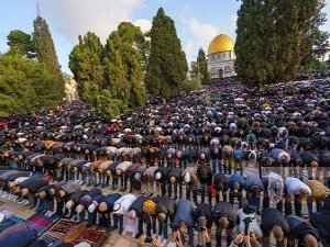 Mescid-i Aksa'da 120 bin kişi bayram namazını kıldı