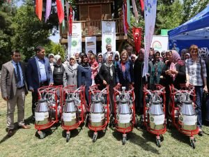 Kadın çiftçilere süt sağım makinesi dağıtıldı