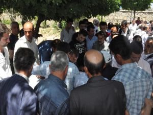 Karayolları görevlileri ile köylüler arasında gergin pazarlık