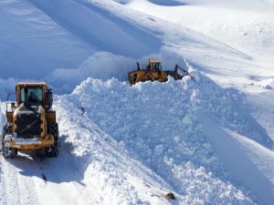 Nisan'ın son günü kar 4 metreyi buldu