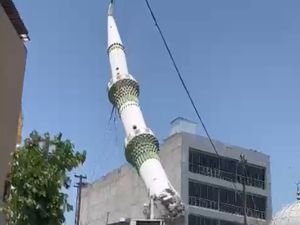 Hasar gören cami minareleri yıktırılıyor