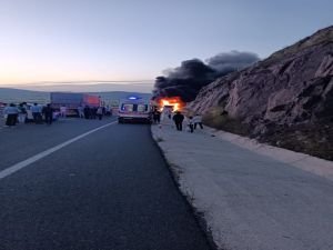 Elazığ'da yolcu otobüsü alev aldı