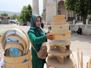 Malatyalı kadın esnaf depremde yıkılan iş yerinin enkazında işine devam ediyor
