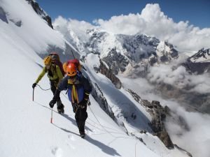 Everest'e tırmanan 2 dağcı öldü