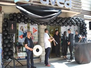 İşyerini sıra dışı bir törenle kapattı