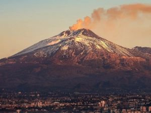 Etna Yanardağı yeniden patladı