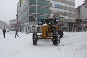 Bingöl'de Yoğun kar yağışı 278 köy yolunu kapadı