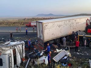 Diyarbakır-Şanlıurfa Karayolunda tır kazası: 1 ölü 2 yaralı