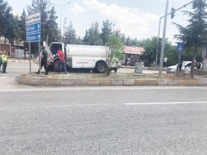 Yakıt tankeri ile otomobil çarpıştı