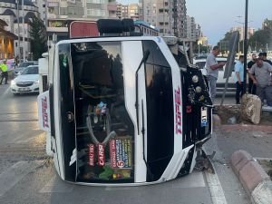 Adana'da minibüsün devrilmesi sonucu 3 kişi yaralandı