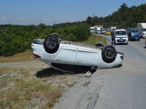 Direksiyon hakimiyetini kaybeden sürücü otomobiliyle takla attı