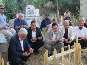 Yapıcıoğlu, depremde vefat eden Üdürgücü'nün kabrini ve annesini ziyaret etti