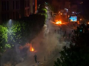 Fransa'da polis cinayetini protesto eden 667 kişi gözaltına alındı