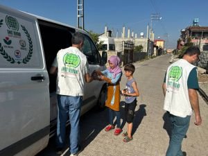 Hatay’da Umut Kervanı’ndan depremzede ailelere gıda yardımı