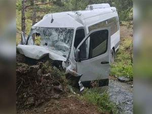 Düğünden dönen minibüs şarampole devrildi: 4 ölü, 10 yaralı