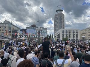 İsveç'te Müslümanlar Kur'an-ı Kerim'e saldırıları telin etti