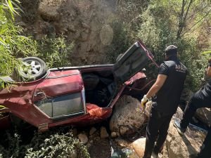 Şarampole yuvarlanan otomobilin sürücüsü hayatını kaybetti